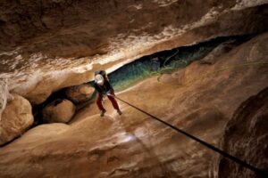Das Innsbrucker Geolog:innen-Team führt schon seit Jahren Untersuchungen im Devils Hole durch, hier beim Abstieg in die Höhle, um unter Wasser Bohrkerne zu entnehmen.
