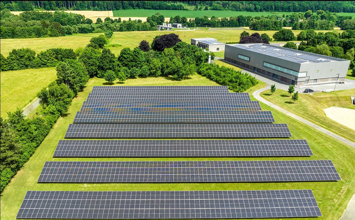 Das Pilotwerk Echthausen der Wasserwerke Westfalen (WWW) produzierte seit dem Anfang dieses Jahres bereits mehr regenerativen Strom als es verbrauchte. Die Sektorenkopplung wird erreicht durch Wasserkraft sowie Photovoltaik-Dach- und Freiflächenanlagen, kombiniert mit KI-basierter Energieoptimierung.